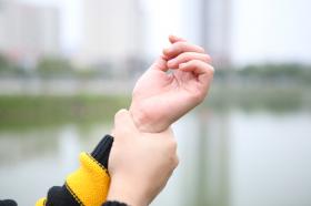 Cách chữa bệnh tê bì tay chân rất nhanh và cách phòng ngừa